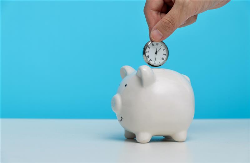 Savings over time piggy bank, symbolizing a certificate of deposit.