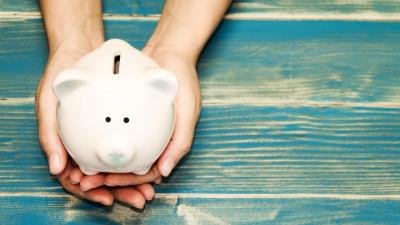 Women holding piggy bank, symbolically saving with her high yield savings account