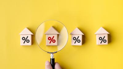 Toy houses symbolizing different mortgage refinance rates